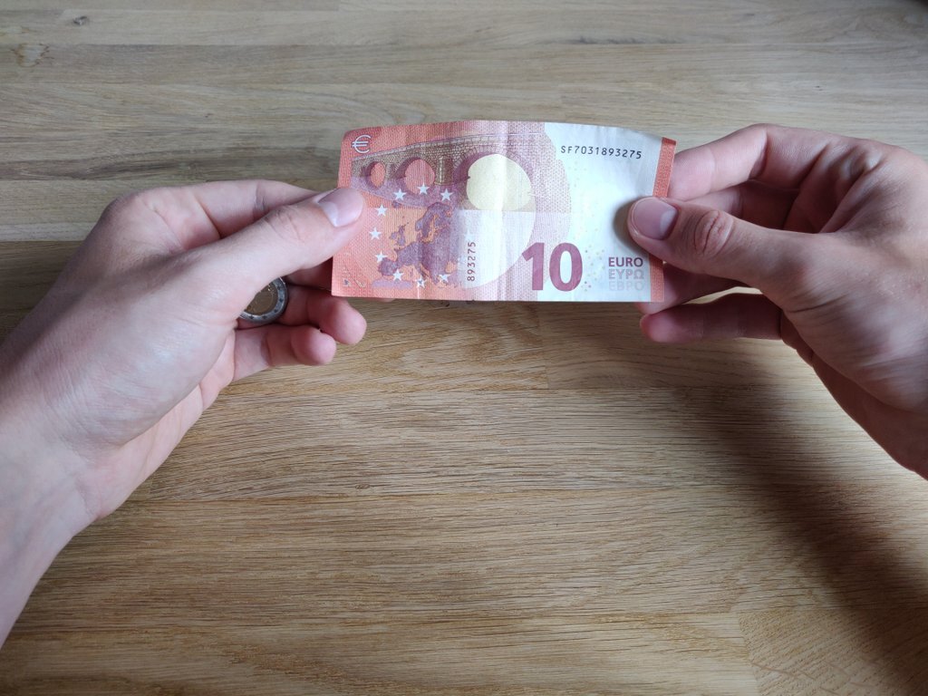 “Floating dollar bill” trick revealed: How to levitate money “Floating dollar bill” trick revealed: How to levitate money