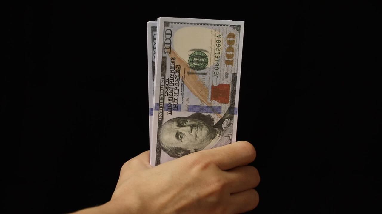 Hand holding dollar bill 16186620 Stock Video at Vecteezy Hand holding dollar bill 16186620 Stock Video at Vecteezy